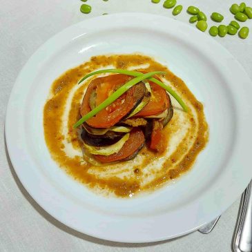 Рататуй с грибным соусом и бобами эдамамэ