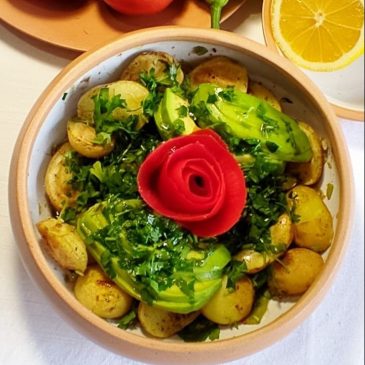 Веганский салат из стручковой фасоли, молодого картофеля и авокадо