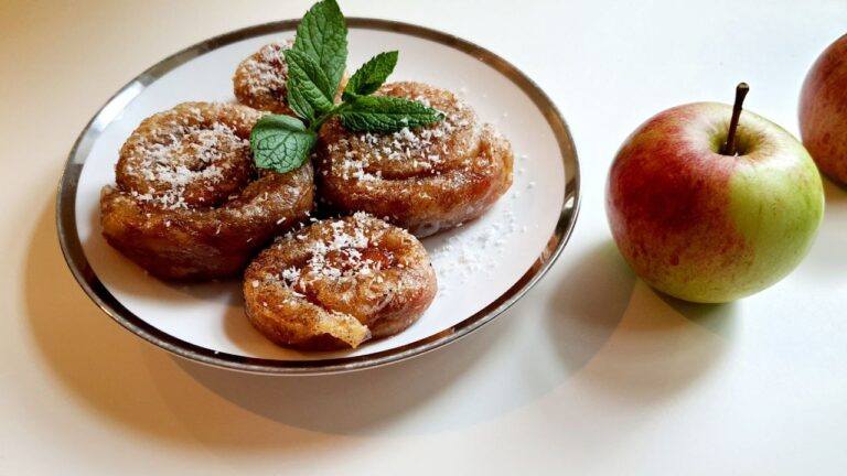 Ароматные яблочные рулеты с корицей