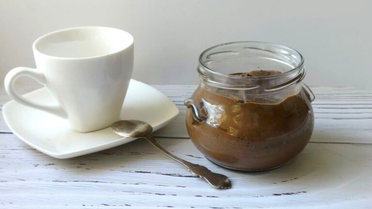 Сыроедный шоколадный пудинг из семян чиа