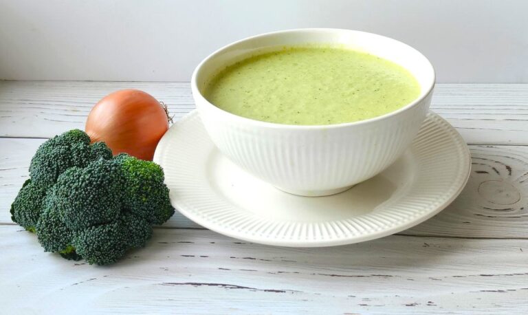 Веганский суп-пюре из брокколи и кабачка с копченым тофу