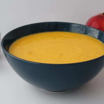 Сыроедный крем-суп из кабачка с яблоком