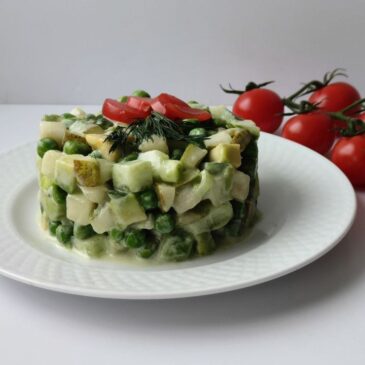 Сыроедный салат с грушей