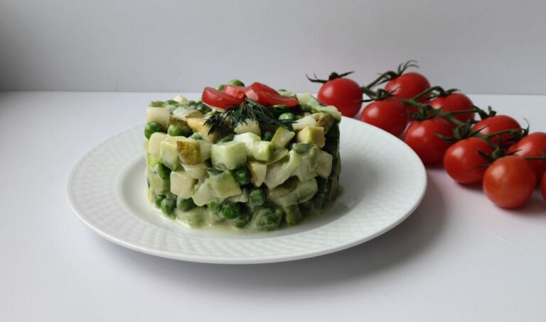 Сыроедный салат с грушей