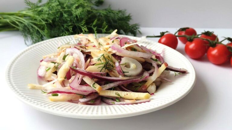 Сыроедный луковый салат