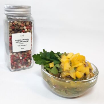 Сыроедный релиш из маринованных огурцов