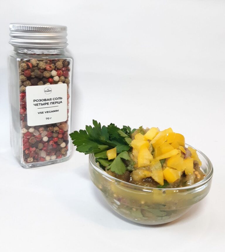 Сыроедный релиш из маринованных огурцов