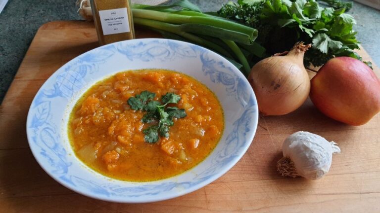 Веганский овощной суп с тыквой и яблоком